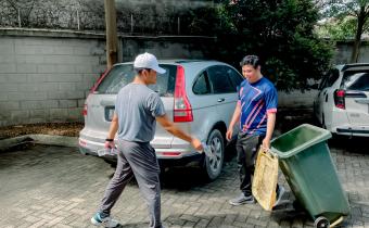 Bawaslu Lampung Gelar Kerja Bakti, Ciptakan Lingkungan Kerja Bersih Dan Nyaman