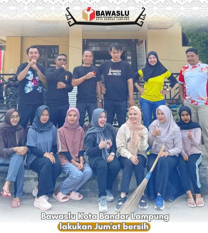 Semangat Gotong Royong, Bawaslu Kota Bandar Lampung Gelar Jum’at Bersih Penuh Kekompakan