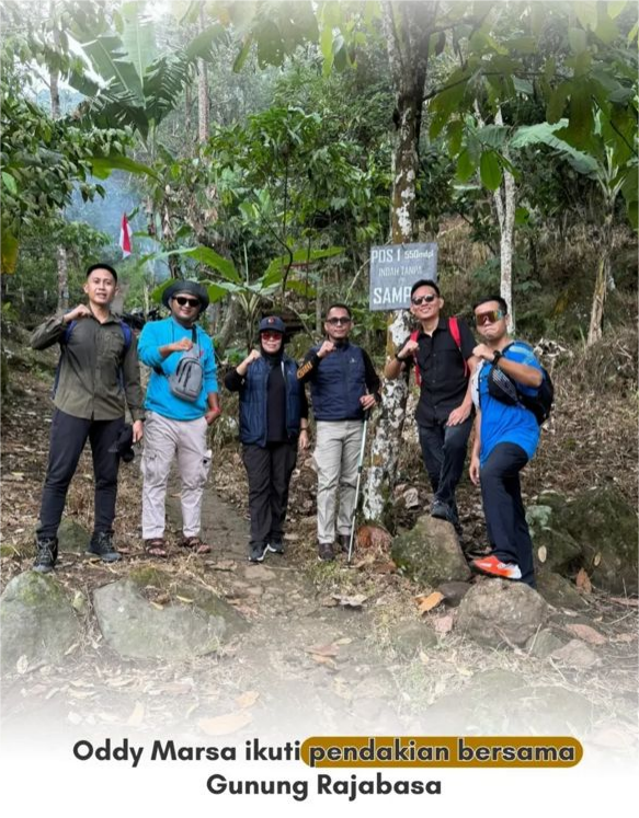Menumbuhkan Kesadaran Pengawasan Melalui Cinta Alam, Bawaslu Kota Bandar Lampung Ikuti Pendakian Bersama di Gunung Rajabasa