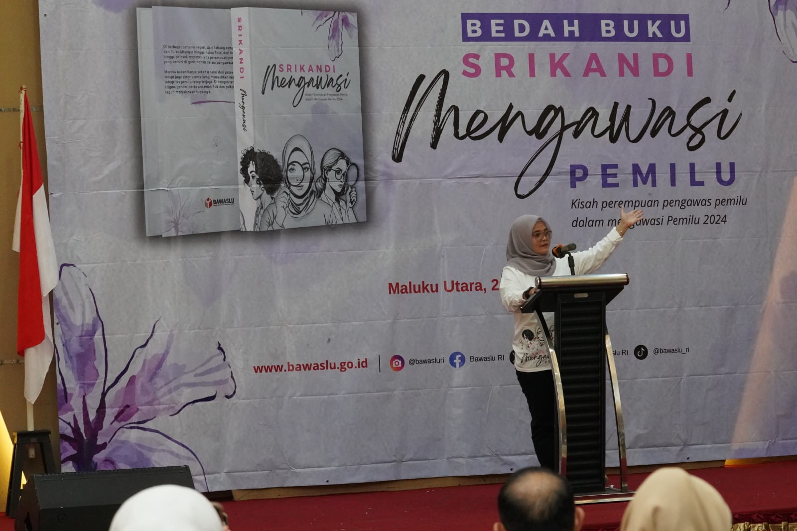 Anggota Bawaslu Lolly Suhenty saat membuka kegiatan Bedah Buku Srikandi Mengawasi Pemilu, di Kota Ternate, Selasa, (26/8/2025)/Foto: Publikasi dan Pemberitaan Bawaslu