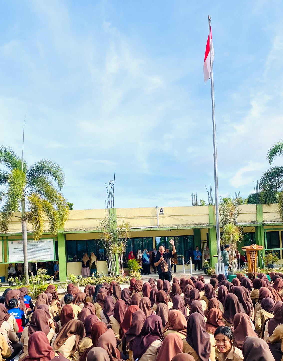 Lewat “Bawaslu Go To School”, Ribuan Pelajar SMK Negeri 7 Dibekali Pemahaman Tentang Demokrasi Dan Anti Hoaks.