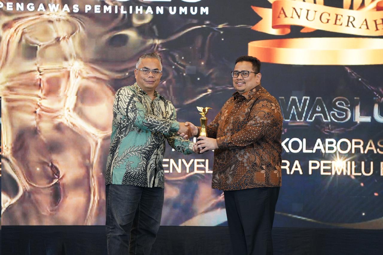 Bawaslu Terima Anugerah Kolaborasi Strategis Penyelenggara Pemilu Bersama Media