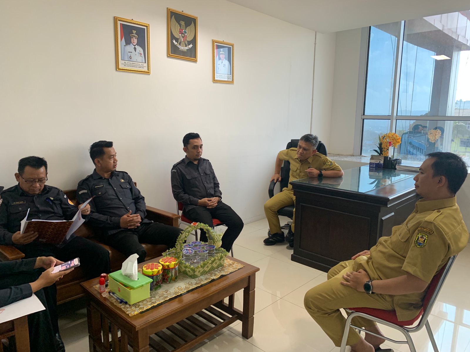 -   jajaran Sekretariat Bawaslu Kota Bandar Lampung melaksanakan kunjungan koordinasi ke Kantor Badan Pengelola Keuangan dan Aset Daerah (BPKAD) Pemerintah Kota Bandar Lampung dalam rangka menindaklanjuti proses rencana hibah tanah untuk Bawaslu Kota Bandar Lampung. Kunjungan tersebut dipimpin langsung oleh Kepala Sekretariat Bawaslu Kota Bandar Lampung, Mohamad Evan Zuhri, serta didampingi oleh para Kepala Subbagian dan seluruh jajaran Staf Sekretariat Bawaslu Kota Bandar Lampung. Kehadiran jajaran sekreta
