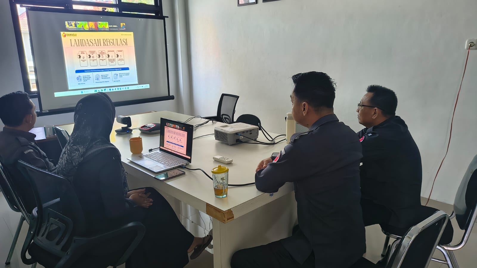 Bandar Lampung, Senin, (27/04) -  Bawaslu Republik Indonesia menyelenggarakan Rapat Koordinasi mingguan dengan tema utama “Pembinaan dan Evaluasi Bawaslu/Panwaslih Provinsi dan Bawaslu/Panwaslih Kabupaten/Kota”. Kegiatan ini dilaksanakan secara rutin dan berkelanjutan  sebagai upaya penguatan kelembagaan serta sinkronisasi program kerja di seluruh tingkatan pengawas pemilu. Rapat strategis ini dihadiri oleh jajaran Sekretariat dari Bawaslu Provinsi dan Kabupaten/Kota se-Indonesia, hadir secara langsung dala