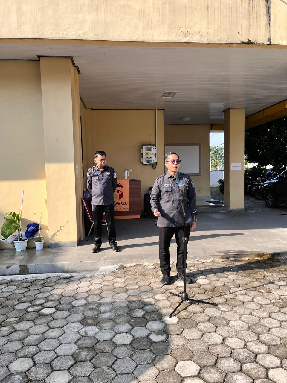 Badan Pengawas Pemilihan Umum (Bawaslu) Kota Bandar Lampung melaksanakan apel pagi rutin yang dipimpin langsung oleh Anggota Bawaslu Kota Bandar Lampung, Oddy Marsa. Apel pagi tersebut turut dihadiri oleh Kepala Subbagian Administrasi, serta seluruh jajaran staf sekretariat Bawaslu Kota Bandar Lampung. Kegiatan apel pagi ini menjadi momentum penting untuk memperkuat koordinasi internal serta memastikan seluruh jajaran tetap menjalankan tugas dan fungsi kelembagaan secara opti