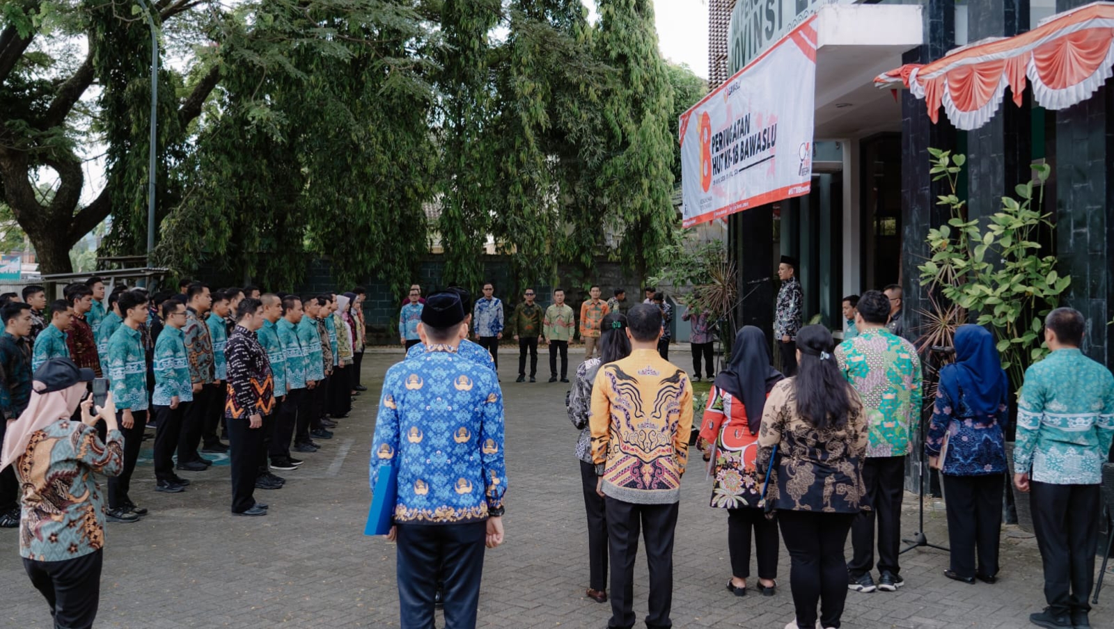 Dalam rangka memperingati Hari Ulang Tahun (HUT) ke-18 Badan Pengawas Pemilihan Umum (Bawaslu), Bawaslu Provinsi Lampung melaksanakan apel peringatan yang diikuti oleh Ketua dan Anggota Bawaslu Provinsi Lampung Iskardo P. Panggar, Suheri, Gistiawan, Tamri, Ahmad Qohar, Hamid Badrul Munir, dan Plt. Kepala Sekretariat Achmad Sutiono, Kepala Bagian Administrasi Indra Darmawan, Kepala Bagian Pengawasan Mimi Abriyani, Kepala Bagian Kepala Bagian Penanganan Pelanggaran Dan Penyelesaian Sengketa Proses Erwin Prima