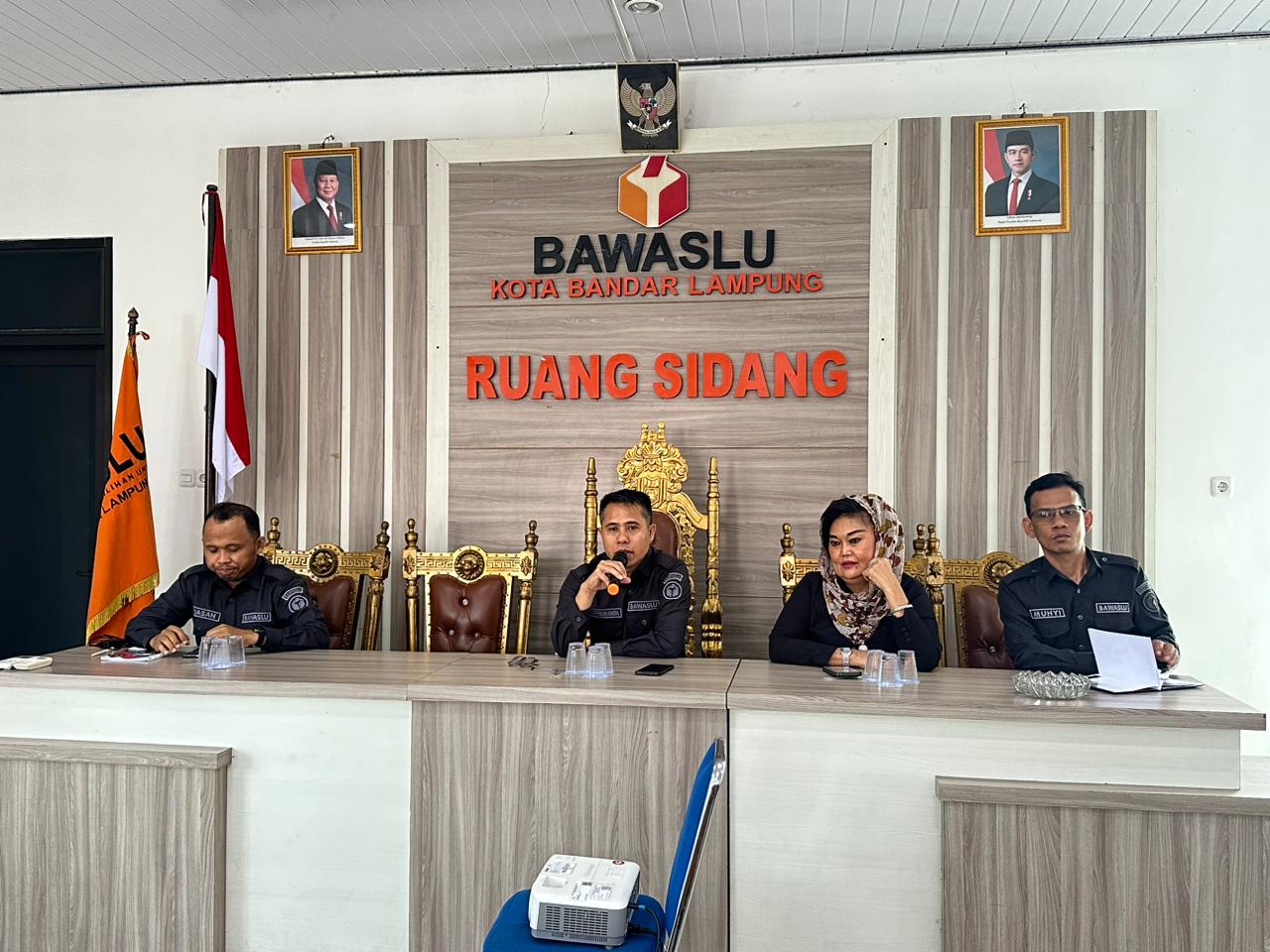Bandar Lampung, Senen(0 4/05) -  Badan Pengawas Pemilihan Umum (Bawaslu) Kota Bandar Lampung menggelar rapat evaluasi laporan kinerja bulan April 2026 yang dirangkaikan dengan pembahasan rencana kerja bulan Mei 2026 pada Senin (4/5). Kegiatan ini dilaksanakan sebagai bagian dari penguatan tata kelola administrasi, operasional, serta sinkronisasi pelaksanaan tugas di lingkungan Bawaslu Kota Bandar Lampung.