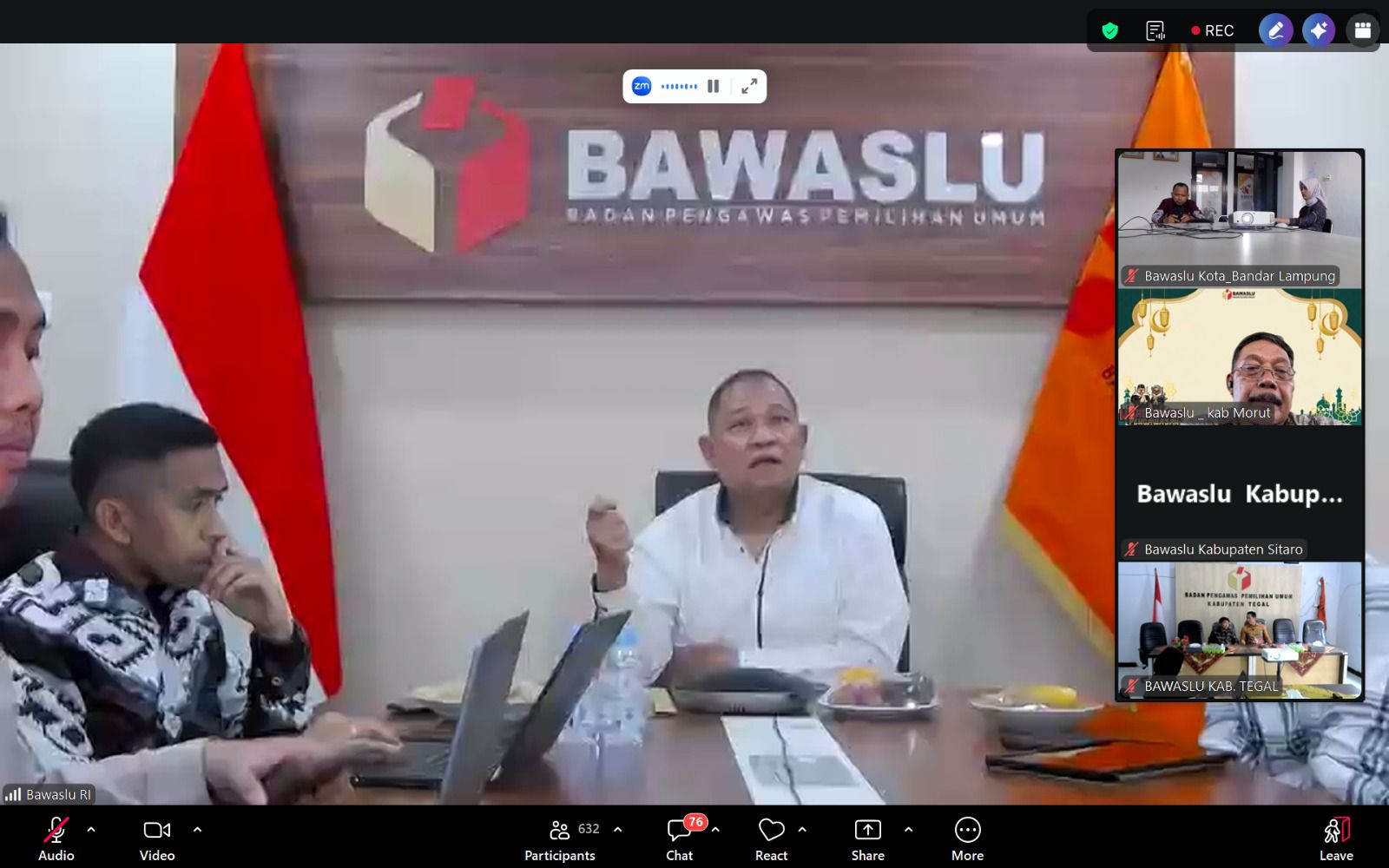 Bandar Lampung, Kamis (30/04) - Dalam upaya memperkuat peran kelembagaan di luar tahapan Pemilu, Badan Pengawas Pemilihan Umum Republik Indonesia (Bawaslu RI) menggelar Rapat Pelaporan Tugas Konsolidasi Demokrasi pada Kamis (30/4/2026). Kegiatan ini menjadi momentum peluncuran aplikasi pelaporan konsolidasi demokrasi yang dirancang untuk memonitor aktivitas jajaran Bawaslu secara real-time di seluruh Indonesia. ‎Kegiatan tersebut turut diikuti oleh jajaran Bawaslu Kota Bandar Lampung, di antaranya Anggota H