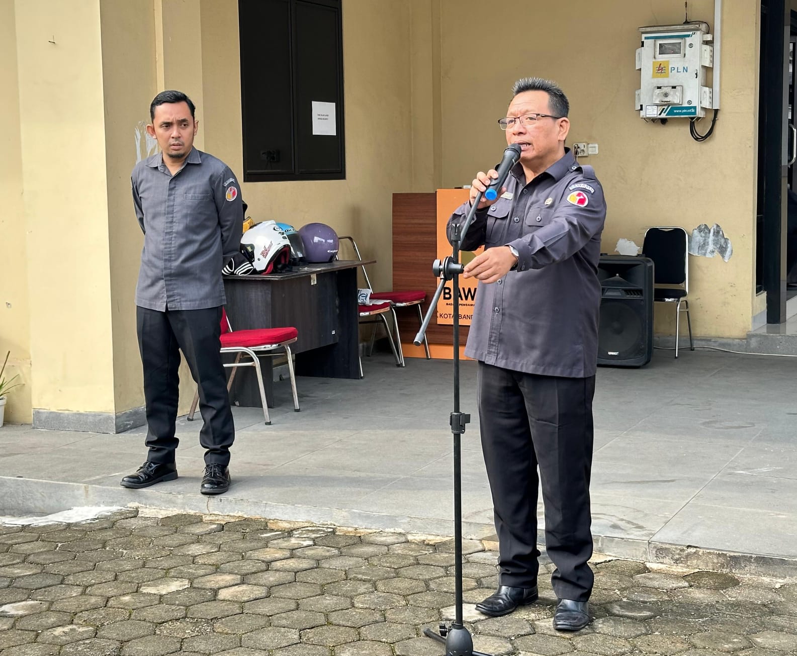 Bandar Lampung, Senen (04/05) - Bawaslu Kota Bandar Lampung melaksanakan apel rutin pada Senin pagi di halaman kantor Bawaslu Kota Bandar Lampung. Kegiatan ini diikuti oleh jajaran pimpinan dan seluruh staf sebagai bagian dari upaya memperkuat kedisiplinan serta koordinasi internal lembaga.  Bertindak sebagai pembina apel, Kepala Sekretariat Bawaslu Kota Bandar Lampung, Mohamad Evan Zuhri, menyampaikan pentingnya menjaga kedisiplinan dalam menjalankan tugas sehari-hari. Ia menekankan bahwa kedisiplinan meru