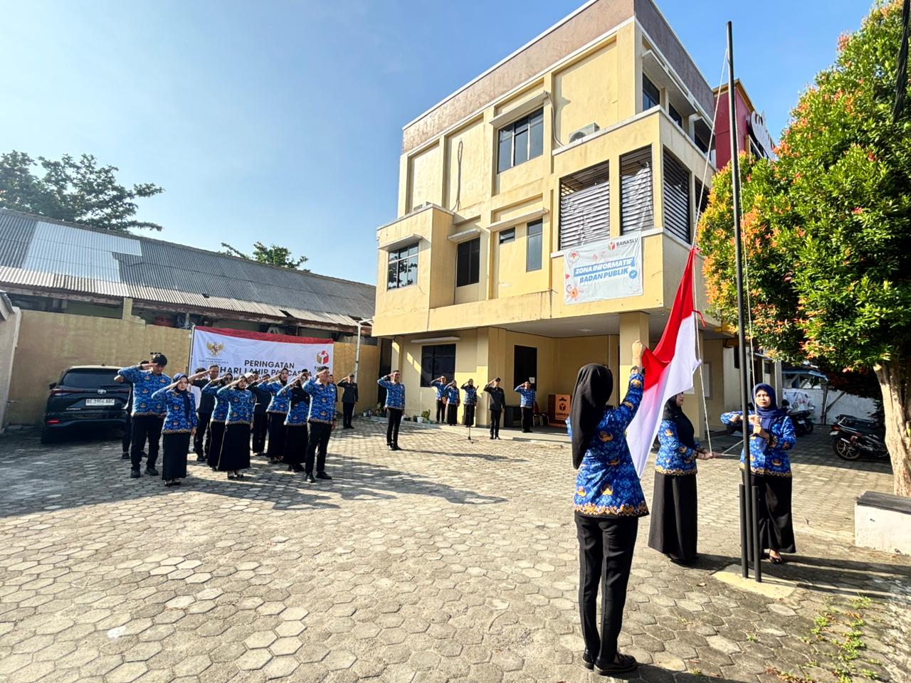 Bandar Lampung, (01/06) 2026 – Bawaslu Kota Bandar Lampung melaksanakan Upacara Peringatan Hari Lahir Pancasila Tahun 2026 di halaman Kantor Bawaslu Kota Bandar Lampung.  ‎ ‎Kegiatan tersebut diselenggarakan sebagai tindak lanjut Surat Edaran Ketua Bawaslu Republik Indonesia Nomor 14 Tahun 2026 tentang Pedoman Peringatan Hari Lahir Pancasila Tahun 2026 dengan tema “Pancasila Pemersatu Bangsa, Fondasi Perdamaian Dunia."