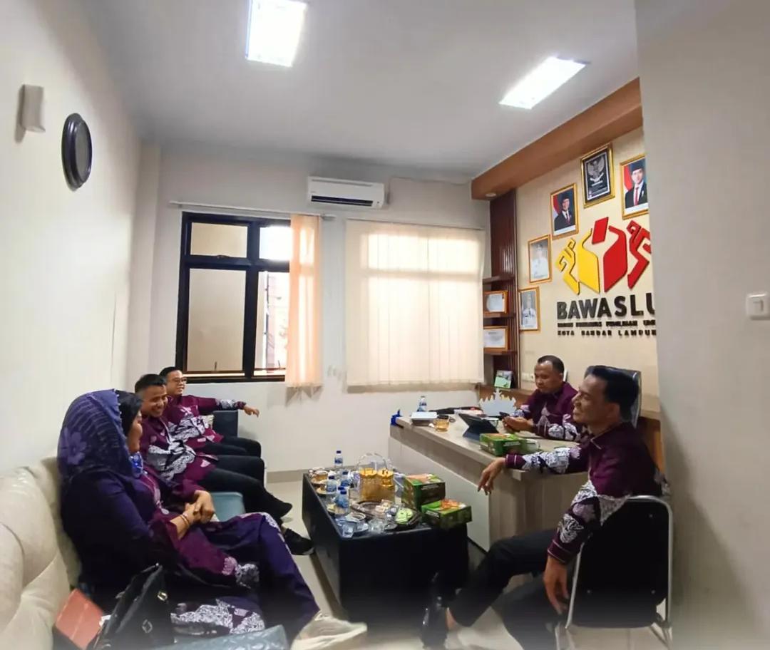 Rapat Pleno Mingguan Rutin, Bawaslu Kota Bandar Lampung Perkuat Koordinasi dan Evaluasi Kinerja Kelembagaan
