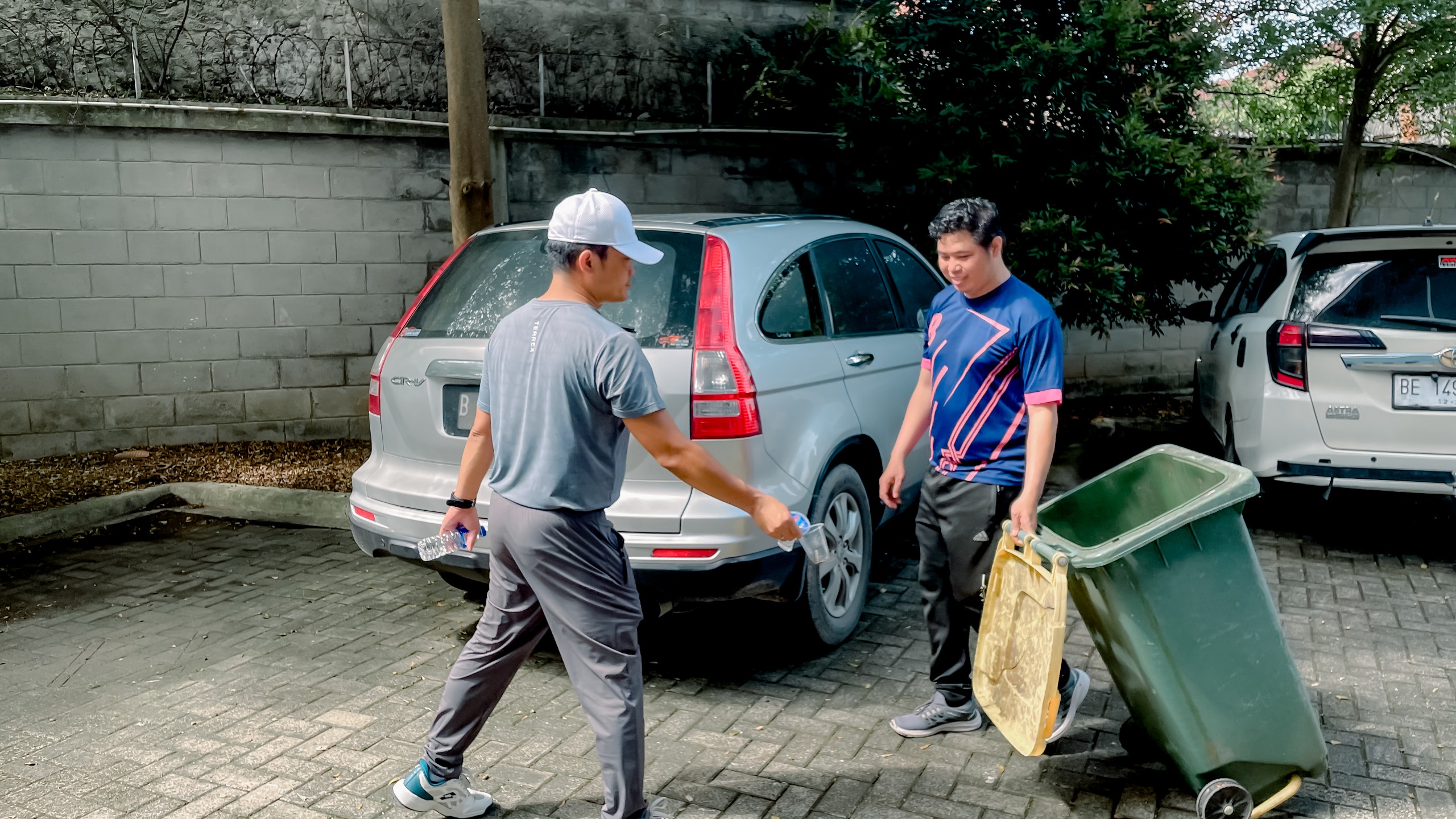 Bawaslu Lampung Gelar Kerja Bakti, Ciptakan Lingkungan Kerja Bersih Dan Nyaman
