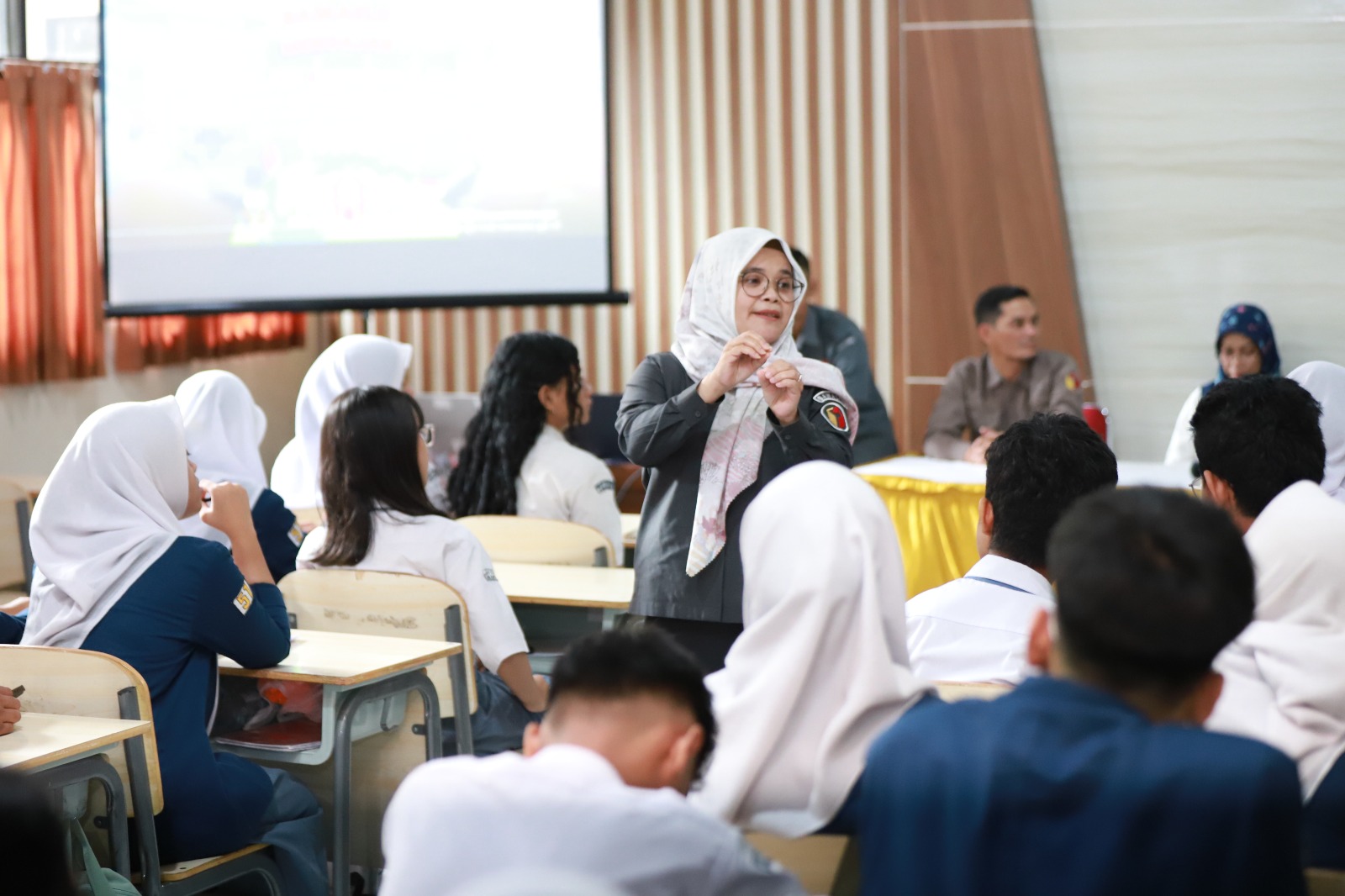 Buka Bawaslu Mengajar, Lolly Ajak Pelajar Berpikir Kritis dan Rasional