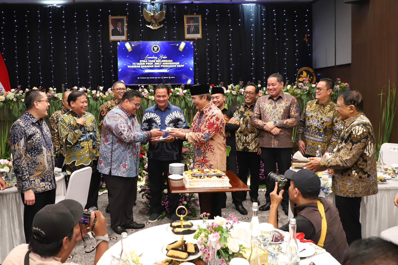 Hadiri Peluncuran Buku Etika, Bawaslu Pererat Sinergi dengan DKPP