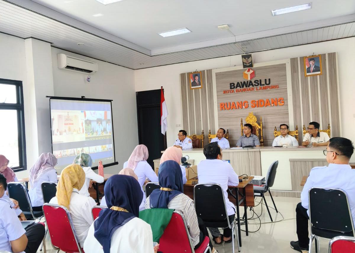Bawaslu Provinsi Lampung bersama Ketua dan Anggota Bawaslu Kabupaten/Kota se-Provinsi Lampung melaksanakan penandatanganan Dokumen Indikator Kinerja Utama (IKU) Pengawas Pemilu Tahun 2026 secara serentak.