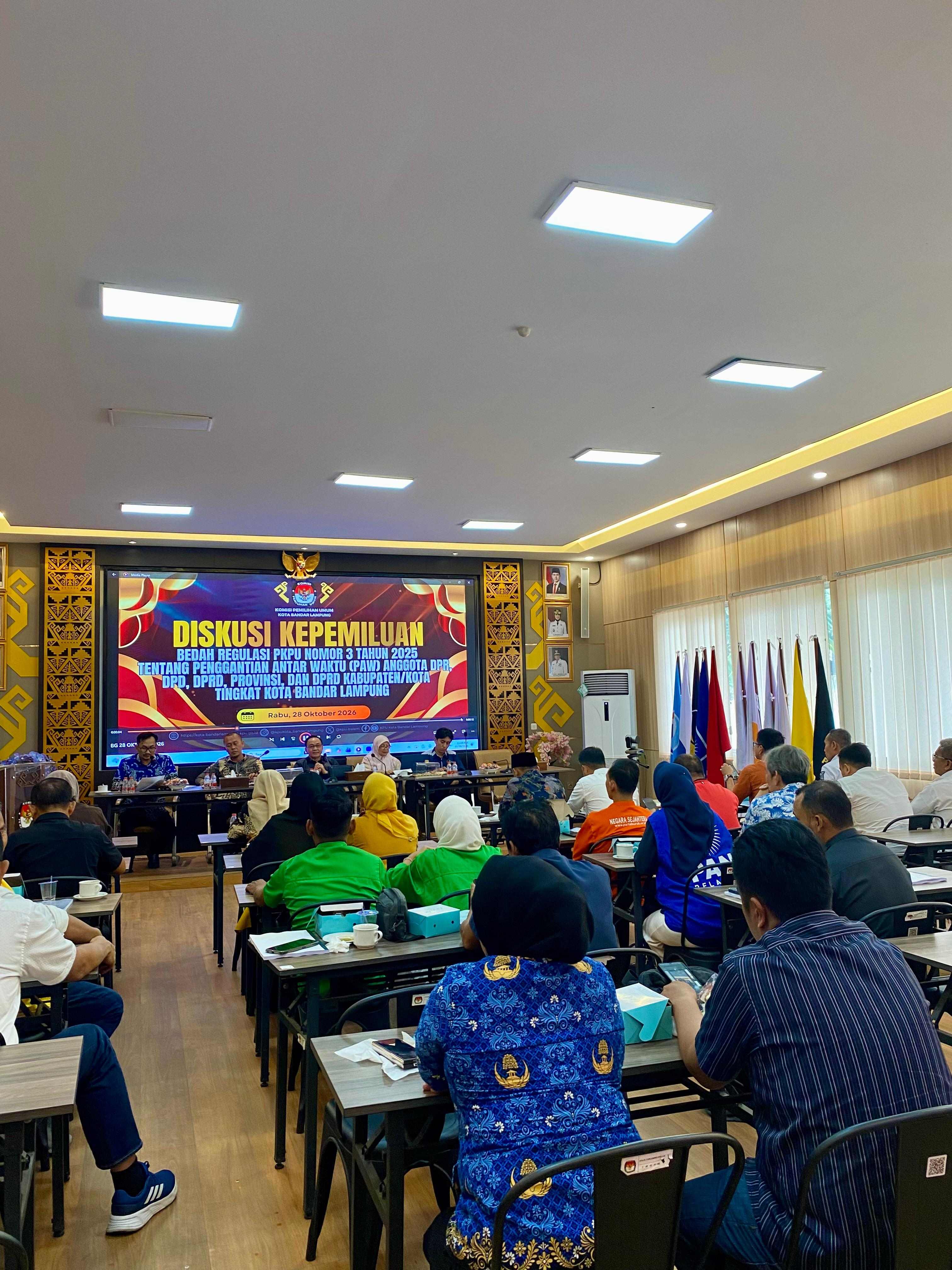 ‎Bandar Lampung, Rabu (28/10) - Badan Pengawas Pemilihan Umum (Bawaslu) Kota Bandar Lampung menghadiri kegiatan Diskusi Kepemiluan Bedah Regulasi Peraturan Komisi Pemilihan Umum (PKPU) Nomor 3 Tahun 2025 yang diselenggarakan oleh KPU Kota Bandar Lampung pada Rabu, 28 Oktober 2026. Kegiatan yang berlangsung di Aula Kantor KPU Kota Bandar Lampung, Jl. Pulau Sebesi No. 90 Sukarame ini berfokus pada pembahasan Penggantian Antar Waktu (PAW) Anggota DPR, DPD, DPRD Provinsi, dan DPRD Kabupaten/Kota.