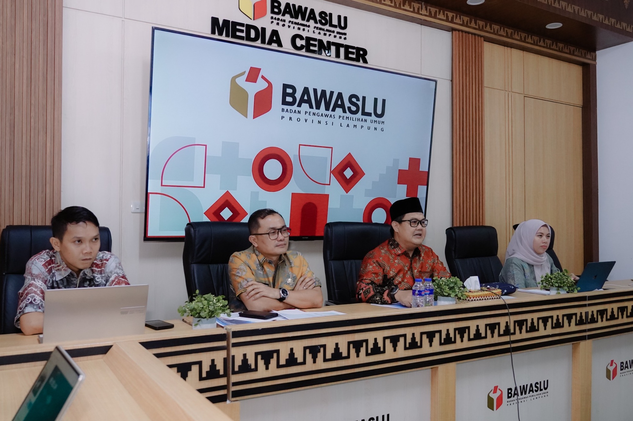 Bawaslu Provinsi Lampung menggelar Penguatan Tata Kelola Dokumentasi Hukum dan Publikasi Produk Hukum di Lingkungan Bawaslu Kabupaten/Kota se-Provinsi Lampung secara daring melalui Zoom Meeting, Kamis (29/10/2026).