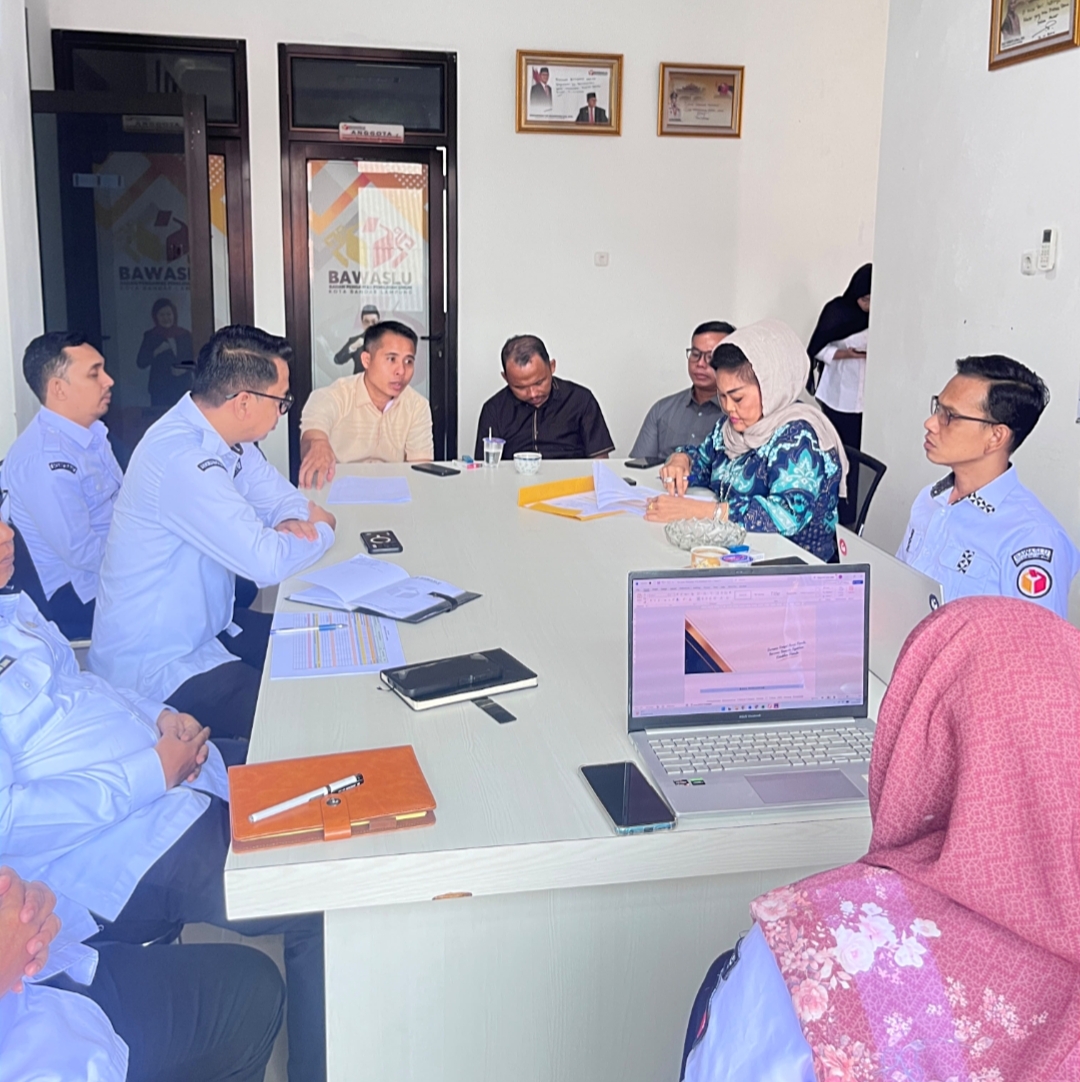 Bandar Lampung, Rabu (21/10) - Badan Pengawas Pemilihan Umum (Bawaslu) Kota Bandar Lampung melaksanakan rapat pleno mingguan pada Rabu, 21 Oktober 2026, bertempat di Kantor Bawaslu Kota Bandar Lampung. Kegiatan yang rutin dilaksanakan setiap hari Rabu ini menjadi bagian dari upaya memperkuat koordinasi, mengevaluasi pelaksanaan program kerja, serta menyusun perencanaan kegiatan untuk minggu berikutnya.