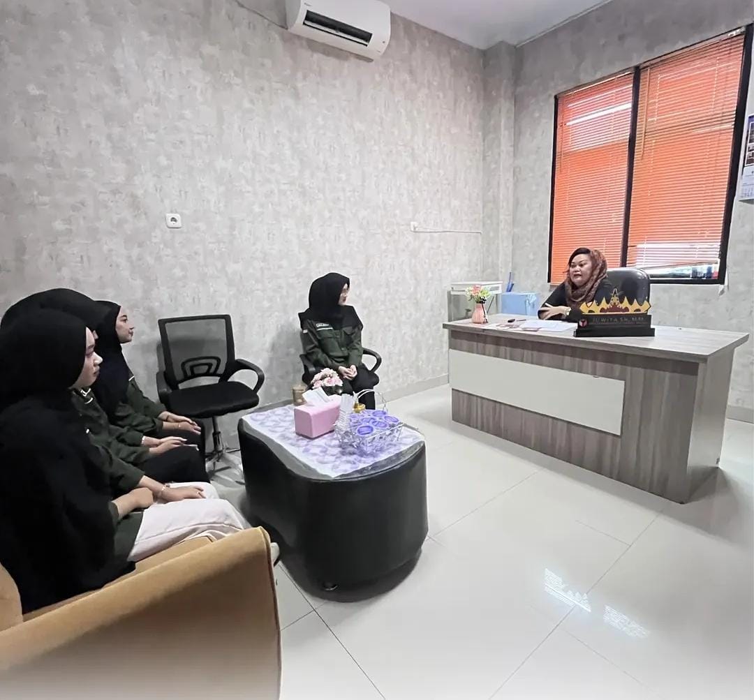 Bandar Lampung -  Anggota Badan Pengawas Pemilihan Umum (Bawaslu) Kota Bandar Lampung, Juwita, memberikan arahan dan pembekalan kepada mahasiswa Fakultas Ekonomi dan Bisnis Islam (FEBI) Universitas Islam Negeri (UIN) Raden Intan Lampung yang akan melaksanakan Praktik Kerja Lapangan (PKL) di Bawaslu Kota Bandar Lampung selama dua bulan ke depan.  Kegiatan ini menjadi langkah awal bagi para mahasiswa untuk mengenal lebih dekat tugas, fungsi, dan peran Bawaslu dalam mengawal proses demokrasi serta mewujudkan p