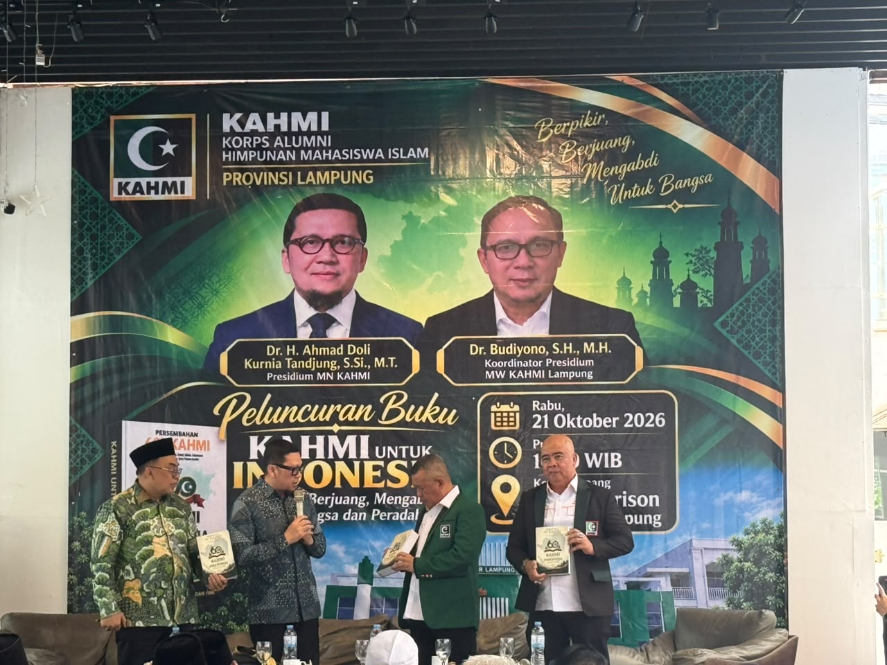 Bandar Lampung, Rabu (21/10) - Korps Alumni Himpunan Mahasiswa Islam (KAHMI) Provinsi Lampung kembali meneguhkan komitmennya dalam memajukan bangsa melalui agenda strategis. Bertempat di Bandar Lampung pada Rabu, 21 Oktober 2026, KAHMI Provinsi Lampung sukses menyelenggarakan acara peluncuran buku yang bertajuk "KAHMI untuk Indonesia: Berpikir, Berjuang, Mengabdi untuk Bangsa dan Peradaban".