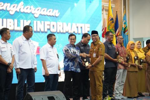 Bawaslu Kota Bandar Lampung Kembali Raih Predikat Informatif pada Anugerah Keterbukaan Informasi Publik Provinsi Lampung 2025