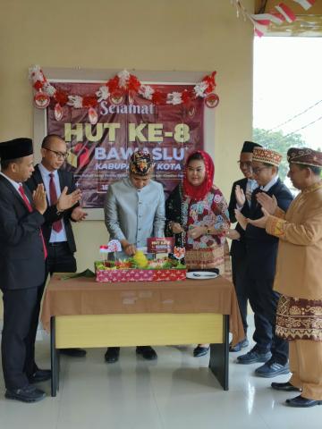 Bawaslu Kota Bandar Lampung Gelar Potong Tumpeng Peringati HUT ke-8 Bawaslu Kabupaten/Kota