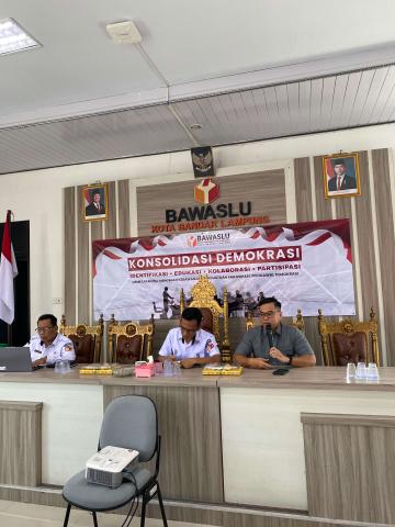 Bandar Lampung, Rabu (21/10/2026) – Badan Pengawas Pemilihan Umum (Bawaslu) Kota Bandar Lampung menggelar kegiatan Konsolidasi Demokrasi di Kantor Bawaslu Kota Bandar Lampung, Rabu (21/10). Kegiatan ini menjadi wadah diskusi dan penguatan pemahaman mengenai dinamika penegakan hukum pemilu serta pentingnya keterlibatan masyarakat dalam menjaga integritas demokrasi.