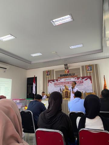 ‎Bandar Lampung, Rabu (21/10/2026) – Badan Pengawas Pemilihan Umum (Bawaslu) Kota Bandar Lampung menggelar kegiatan Konsolidasi Demokrasi di Kantor Bawaslu Kota Bandar Lampung, Rabu (21/10). Kegiatan ini menjadi wadah penguatan pemahaman dan keterlibatan masyarakat dalam menjaga integritas demokrasi, khususnya bagi alumni Pendidikan Pengawas Partisipatif (P2P) Tahun 2026