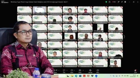 Plt. Kepala Sekretariat Bawaslu Provinsi Lampung Achmad Sutiono mengikuti Workshop Tugas Pokok dan Fungsi Jabatan Analis Kebijakan bagi ASN di lingkungan Bawaslu secara daring melalui Zoom Meeting, Kamis (22/10/2026).