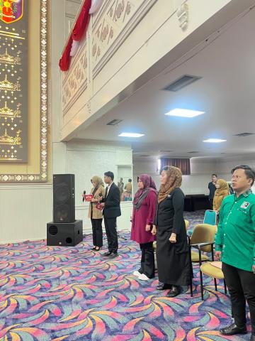Bandar Lampung, Senin (26/10) - Anggota Badan Pengawas Pemilihan Umum (Bawaslu) Kota Bandar Lampung, Juwita, menghadiri kegiatan Seminar dan Lokakarya Nasional (Loknas) yang diselenggarakan oleh Dewan Pimpinan Cabang Gerakan Mahasiswa Nasional Indonesia (DPC GMNI) Bandar Lampung di Balai Keratun, Provinsi Lampung. ‎