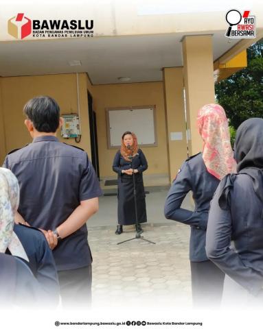 ‎Bandar Lampung, Senin (26/10) - Bawaslu Kota Bandar Lampung melaksanakan kegiatan apel pagi pada Senin, 26 Oktober 2026, bertempat di halaman Kantor Bawaslu Kota Bandar Lampung. Kegiatan ini menjadi momentum strategis untuk memperkuat kedisiplinan, meningkatkan koordinasi, serta menumbuhkan semangat pengabdian dalam menjalankan tugas dan tanggung jawab kelembagaan. ‎