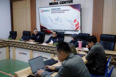 Anggota Bawaslu Provinsi Lampung Imam Bukhori bersama Plt. Kepala Sekretariat Bawaslu Provinsi Lampung Achmad Sutiono mengikuti Sosialisasi Keputusan Ketua Bawaslu Nomor 2 Tahun 2026 tentang Pedoman Penyusunan Rencana Strategis (Renstra) di lingkungan unit kerja Bawaslu, Bawaslu Provinsi, dan Bawaslu Kabupaten/Kota secara daring melalui Zoom Meeting, Senin (26/10/2026).