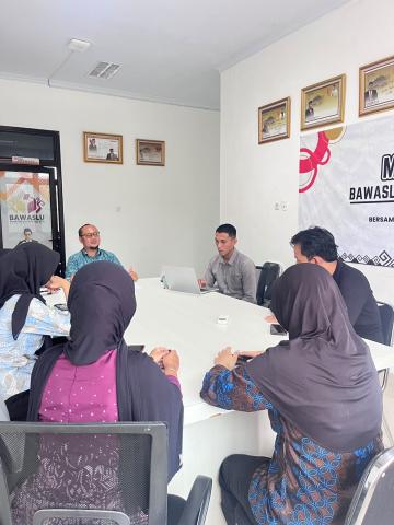 ‎Bandar Lampung, Kamis (29/10) - Subbagian Pengawasan dan Humas Badan Pengawas Pemilihan Umum (Bawaslu) Kota Bandar Lampung menggelar rapat internal guna membahas dan mematangkan berbagai agenda serta rencana kegiatan yang akan dilaksanakan pada bulan November 2026