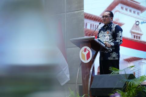 Deputi Bidang Administrasi Bawaslu, La Bayoni, saat membuka kegiatan Piloting Sosialisasi dan Pemutakhiran Data ASN dalam rangka Implementasi Manajemen Talenta di Lingkungan Bawaslu Provinsi dan Bawaslu Kabupaten/Kota Jawa Barat di Bandung, Kamis (29/10/2026).