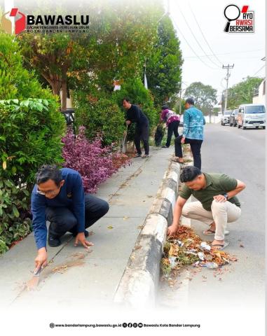 ‎Bandar Lampung, Jum'at (30/10) - Badan Pengawas Pemilihan Umum (Bawaslu) Kota Bandar Lampung terus menegaskan komitmennya dalam menjaga kebersihan dan kenyamanan lingkungan kerja melalui kegiatan umpa Berlian (Jumat Pagi Bersih Lingkungan). Mengusung semangat "Membersihkan Lingkungan Kantor Bawaslu Kota Bandar Lampung"*, kegiatan ini ditujukan untuk membangun budaya hidup bersih, sehat, serta tertib di area kerja.