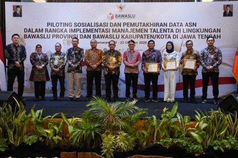 Deputi Bidang Administrasi Bawaslu, La Bayoni bersama peserta terbaik pada kegiatan Piloting Sosialisasi dan Pemutakhiran Data ASN dalam rangka Implementasi Manajemen Talenta di Lingkungan Bawaslu Provinsi dan Bawaslu Kabupaten/Kota Jawa Tengah di Semarang, Kamis, (22/10/2026)