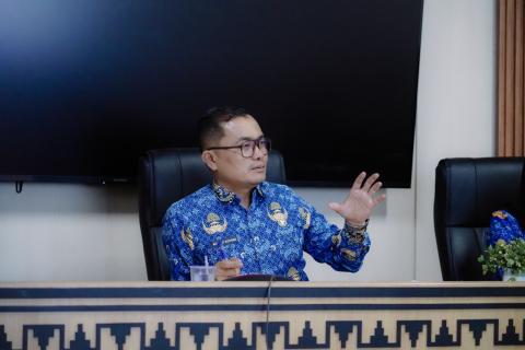 Plt. Kepala Sekretariat Bawaslu Provinsi Lampung Achmad Sutiono menghadiri Sosialisasi Monitoring dan Evaluasi (Monev) Keterbukaan Informasi Publik Bawaslu Provinsi Tahun 2026 yang diselenggarakan Bawaslu RI secara daring melalui Zoom Meeting, Rabu (28/10/2026).