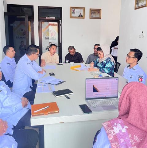 Bandar Lampung, Rabu (21/10) - Badan Pengawas Pemilihan Umum (Bawaslu) Kota Bandar Lampung melaksanakan rapat pleno mingguan pada Rabu, 21 Oktober 2026, bertempat di Kantor Bawaslu Kota Bandar Lampung. Kegiatan yang rutin dilaksanakan setiap hari Rabu ini menjadi bagian dari upaya memperkuat koordinasi, mengevaluasi pelaksanaan program kerja, serta menyusun perencanaan kegiatan untuk minggu berikutnya.