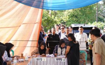 Anggota Bawaslu Puadi saat melakukan pengawasan PSU di TPS 004 Pesawaran, Lampung, Sabtu (24/5/2025).