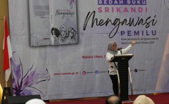 Anggota Bawaslu Lolly Suhenty saat membuka kegiatan Bedah Buku Srikandi Mengawasi Pemilu, di Kota Ternate, Selasa, (26/8/2025)/Foto: Publikasi dan Pemberitaan Bawaslu