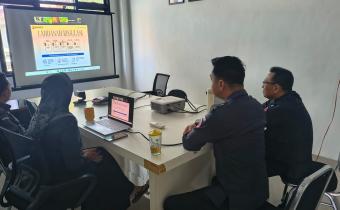Bandar Lampung, Senin, (27/04) -  Bawaslu Republik Indonesia menyelenggarakan Rapat Koordinasi mingguan dengan tema utama “Pembinaan dan Evaluasi Bawaslu/Panwaslih Provinsi dan Bawaslu/Panwaslih Kabupaten/Kota”. Kegiatan ini dilaksanakan secara rutin dan berkelanjutan  sebagai upaya penguatan kelembagaan serta sinkronisasi program kerja di seluruh tingkatan pengawas pemilu. Rapat strategis ini dihadiri oleh jajaran Sekretariat dari Bawaslu Provinsi dan Kabupaten/Kota se-Indonesia, hadir secara langsung dala