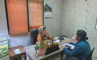 Bandar Lampung, Selasa (28/04) -  Salah satu mahasiswa Universitas Lampung (Unila), Fakultas Ilmu Sosial dan Ilmu Politik (FISIP), Jurusan Ilmu Pemerintahan, melakukan wawancara penelitian skripsi bersama Anggota Bawaslu Kota Bandar Lampung, Juwita, sebagai bagian dari penyusunan tugas akhir akademik. Wawancara tersebut membahas mengenai evaluasi pengawasan Pilkada 2024 di Kota Bandar Lampung, khususnya terkait tingkat integritas pemilihan, penurunan angka pelanggaran, strategi pengawasan yang dilakukan Baw