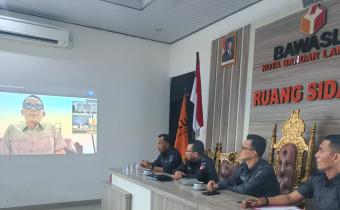 Bandar Lampung, Senen (04/05) - Bawaslu Provinsi Lampung menggelar Rapat Koordinasi Persiapan Pelaksanaan Pendidikan Pengawas Partisipatif (P2P) Tahun 2026 secara daring melalui Zoom Meeting pada Senin (04/05). Kegiatan ini diikuti oleh seluruh jajaran Bawaslu Kabupaten/Kota se-Provinsi Lampung sebagai bagian dari upaya mematangkan pelaksanaan program strategis nasional tersebut. Rapat koordinasi dipimpin oleh Koordinator Divisi Pencegahan dan Partisipasi Masyarakat Bawaslu Provinsi Lampung, Hamid Badrul Mu