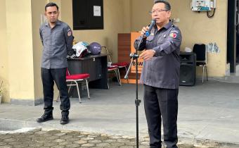 Bandar Lampung, Senen (04/05) - Bawaslu Kota Bandar Lampung melaksanakan apel rutin pada Senin pagi di halaman kantor Bawaslu Kota Bandar Lampung. Kegiatan ini diikuti oleh jajaran pimpinan dan seluruh staf sebagai bagian dari upaya memperkuat kedisiplinan serta koordinasi internal lembaga.  Bertindak sebagai pembina apel, Kepala Sekretariat Bawaslu Kota Bandar Lampung, Mohamad Evan Zuhri, menyampaikan pentingnya menjaga kedisiplinan dalam menjalankan tugas sehari-hari. Ia menekankan bahwa kedisiplinan meru