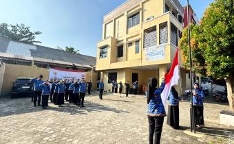 Bandar Lampung, (01/06) 2026 – Bawaslu Kota Bandar Lampung melaksanakan Upacara Peringatan Hari Lahir Pancasila Tahun 2026 di halaman Kantor Bawaslu Kota Bandar Lampung.  ‎ ‎Kegiatan tersebut diselenggarakan sebagai tindak lanjut Surat Edaran Ketua Bawaslu Republik Indonesia Nomor 14 Tahun 2026 tentang Pedoman Peringatan Hari Lahir Pancasila Tahun 2026 dengan tema “Pancasila Pemersatu Bangsa, Fondasi Perdamaian Dunia."