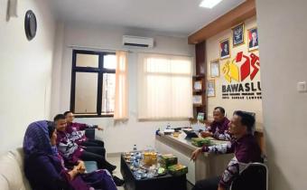 Rapat Pleno Mingguan Rutin, Bawaslu Kota Bandar Lampung Perkuat Koordinasi dan Evaluasi Kinerja Kelembagaan