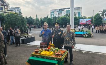 Ketua Bawaslu Kota Bandar Lampung Hadiri Upacara dan Syukuran Hari Bhayangkara ke-80, Perkuat Sinergi Pengawasan dan Penegakan Hukum