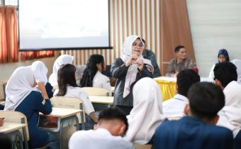 Buka Bawaslu Mengajar, Lolly Ajak Pelajar Berpikir Kritis dan Rasional