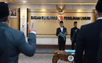 Lantik Pejabat Fungsional dan Pejabat Administrasi, Sekjen Ajak ASN Bawaslu Perkuat Kelembagaan