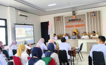Bawaslu Provinsi Lampung bersama Ketua dan Anggota Bawaslu Kabupaten/Kota se-Provinsi Lampung melaksanakan penandatanganan Dokumen Indikator Kinerja Utama (IKU) Pengawas Pemilu Tahun 2026 secara serentak.